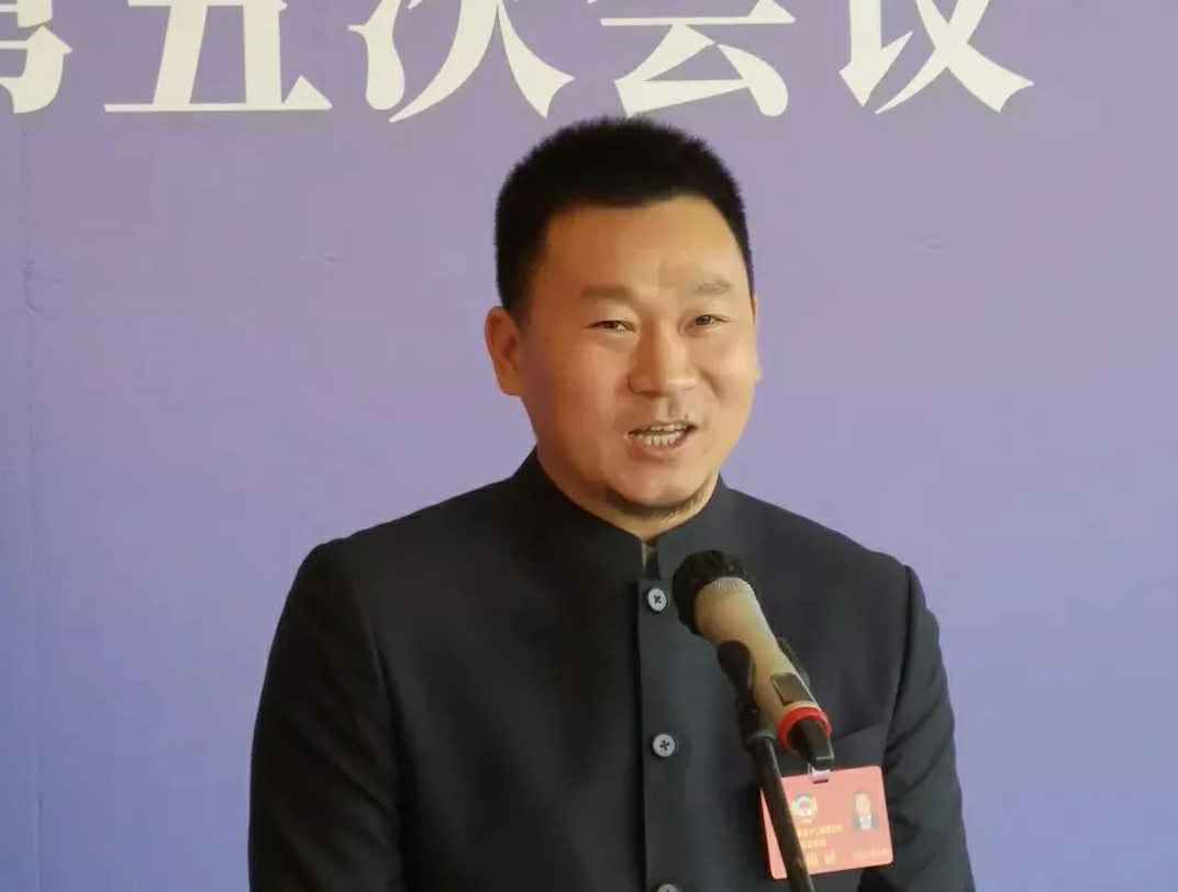 为进一步展示市政协团结、民主、开放、自信的形象，向市民和网友展示政协委员的履职风采，中山市政协十二届五次会议在2月4日上午开幕前开设“委员通道”，市政协委员、北京皓轩移动应用平台有限公司公司总经理陈朝阳走进“委员通道”，回应社会关切的问题。他就如何做好城市应急管理规划的问题进行发言，并回答记者提问。.jpg